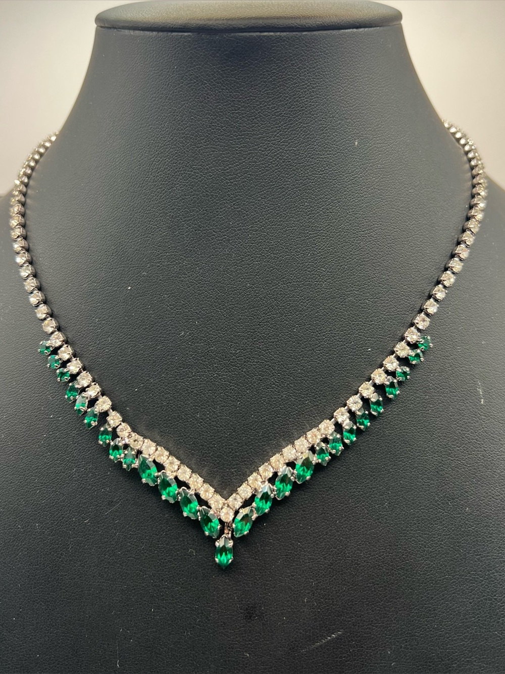 Glamorous Vintage Emerald Green Rhinestone V Necklace w/ Silver Tone Setting